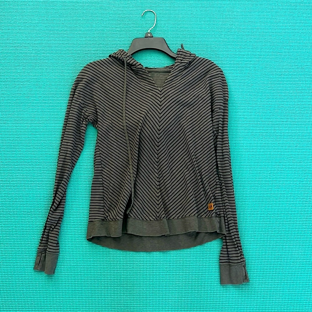 Tentree loose women’s long sleeve tee with hood, size small!